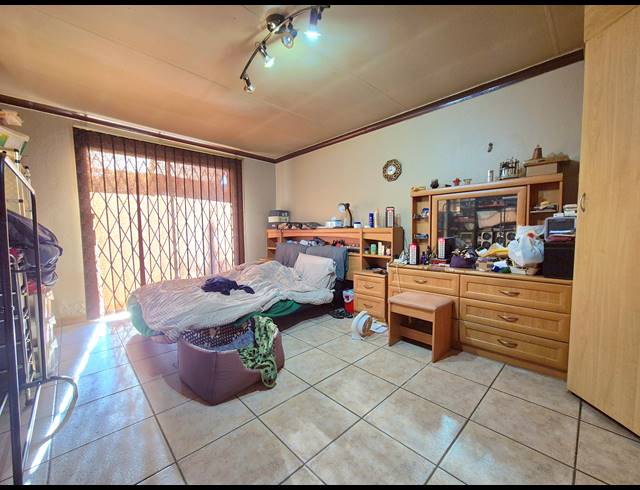 4 BEDROOM FREEHOLD FOR SALE IN VAN DYK PARK